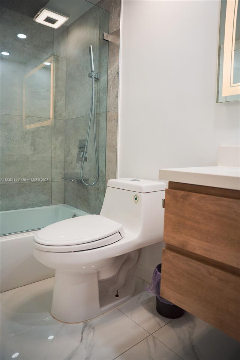 7601 E Treasure Dr 1422