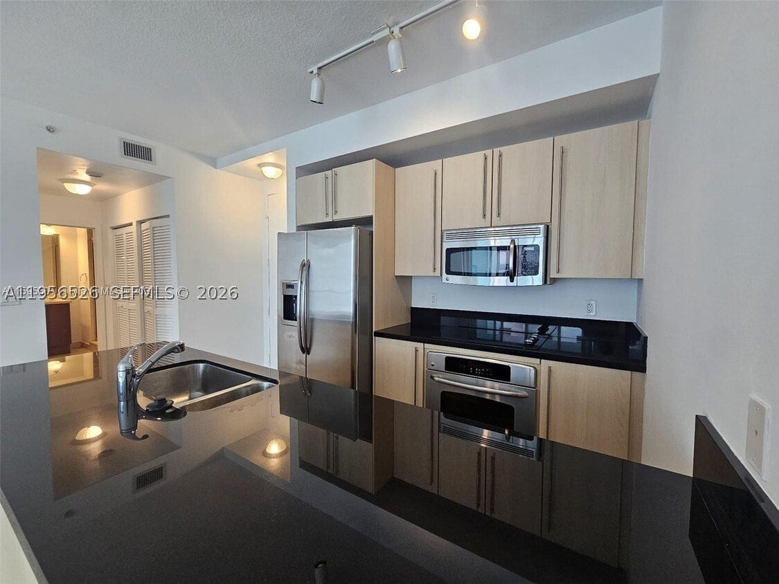1111 SW 1st Ave 1422-N