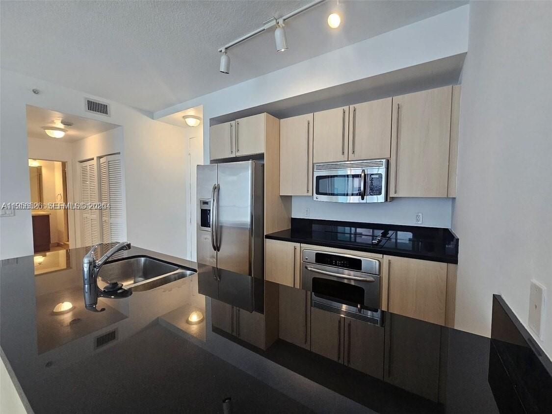 1111 SW 1st Ave 1422-N