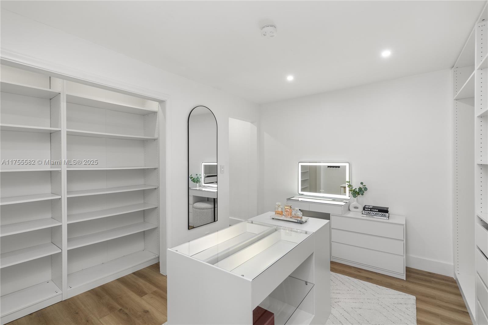 HOLLYWOOD LAKES SECTION - Residential