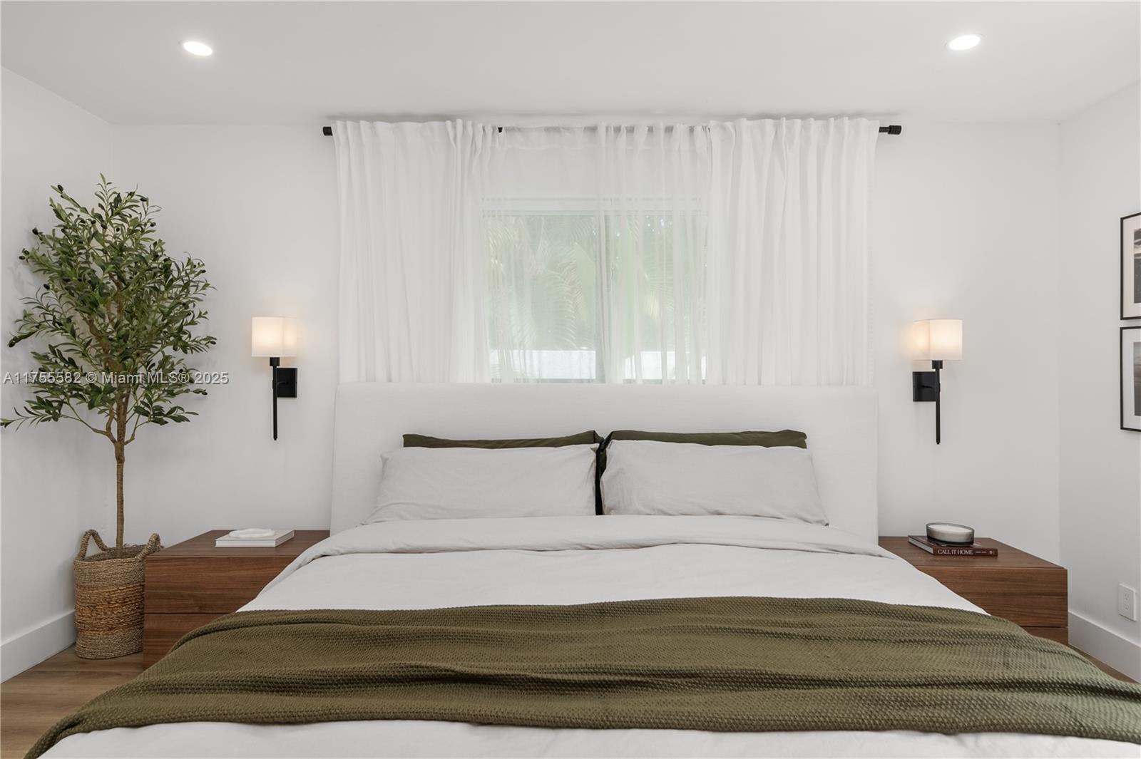 HOLLYWOOD LAKES SECTION - Residential