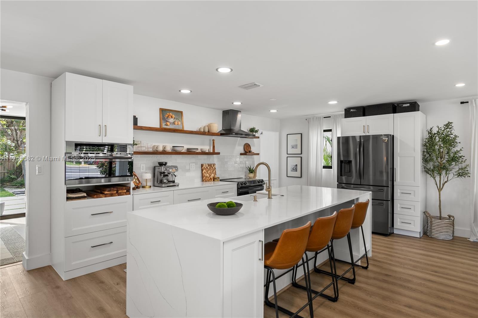 HOLLYWOOD LAKES SECTION - Residential