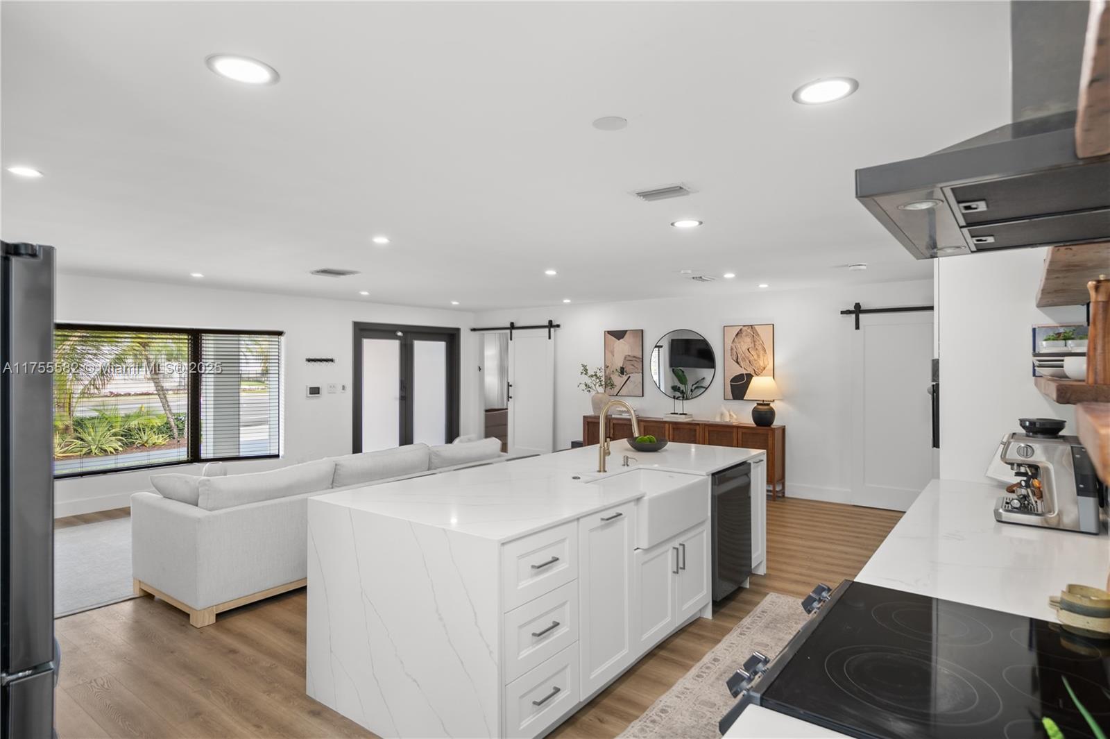 HOLLYWOOD LAKES SECTION - Residential