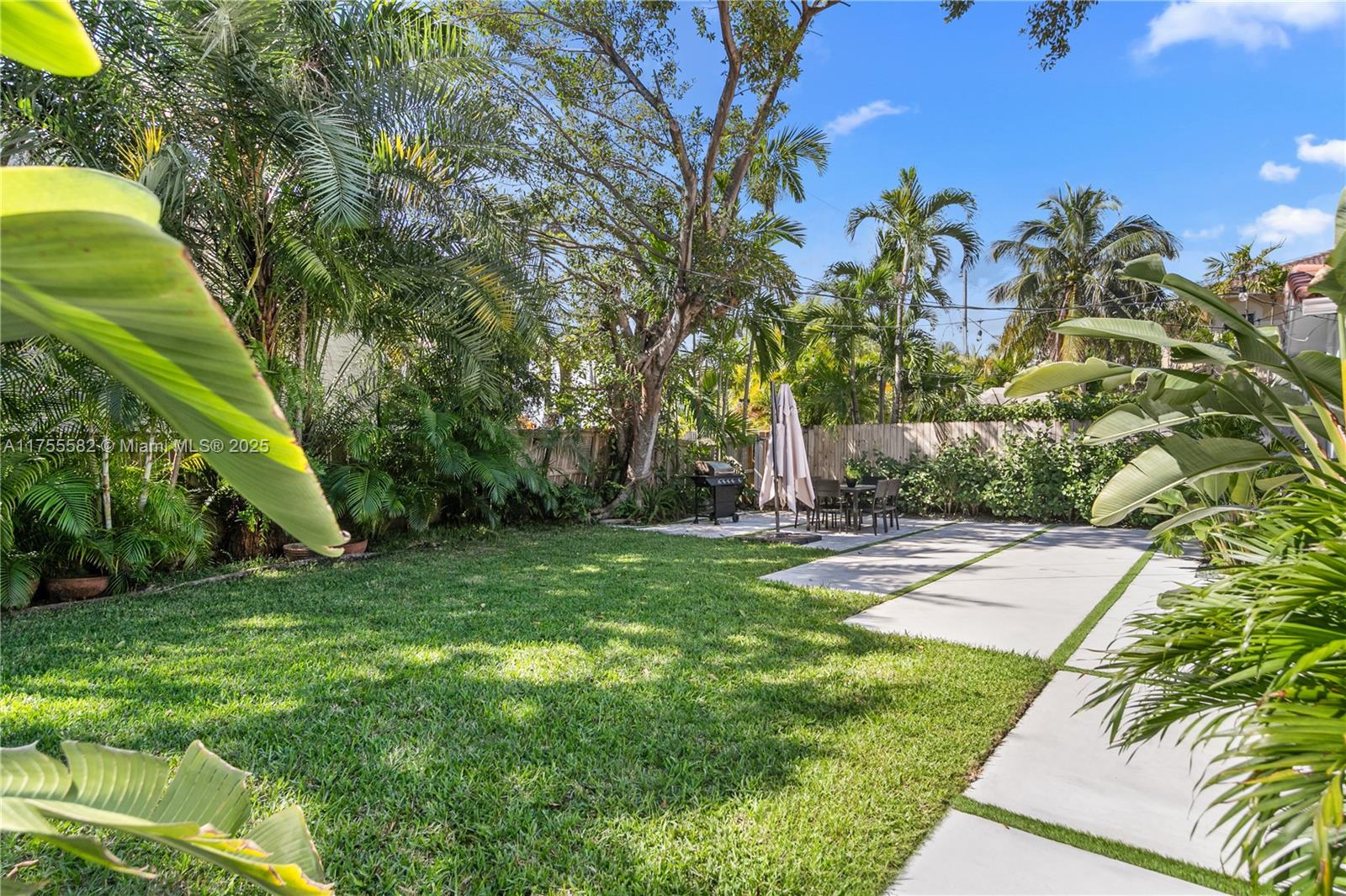 HOLLYWOOD LAKES SECTION - Residential