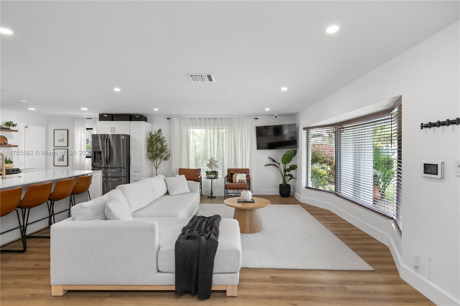 HOLLYWOOD LAKES SECTION - Residential