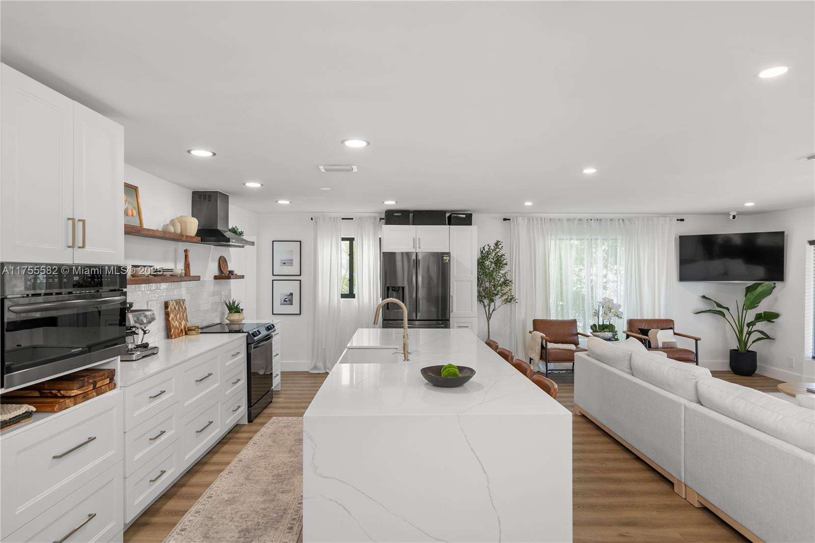 HOLLYWOOD LAKES SECTION - Residential