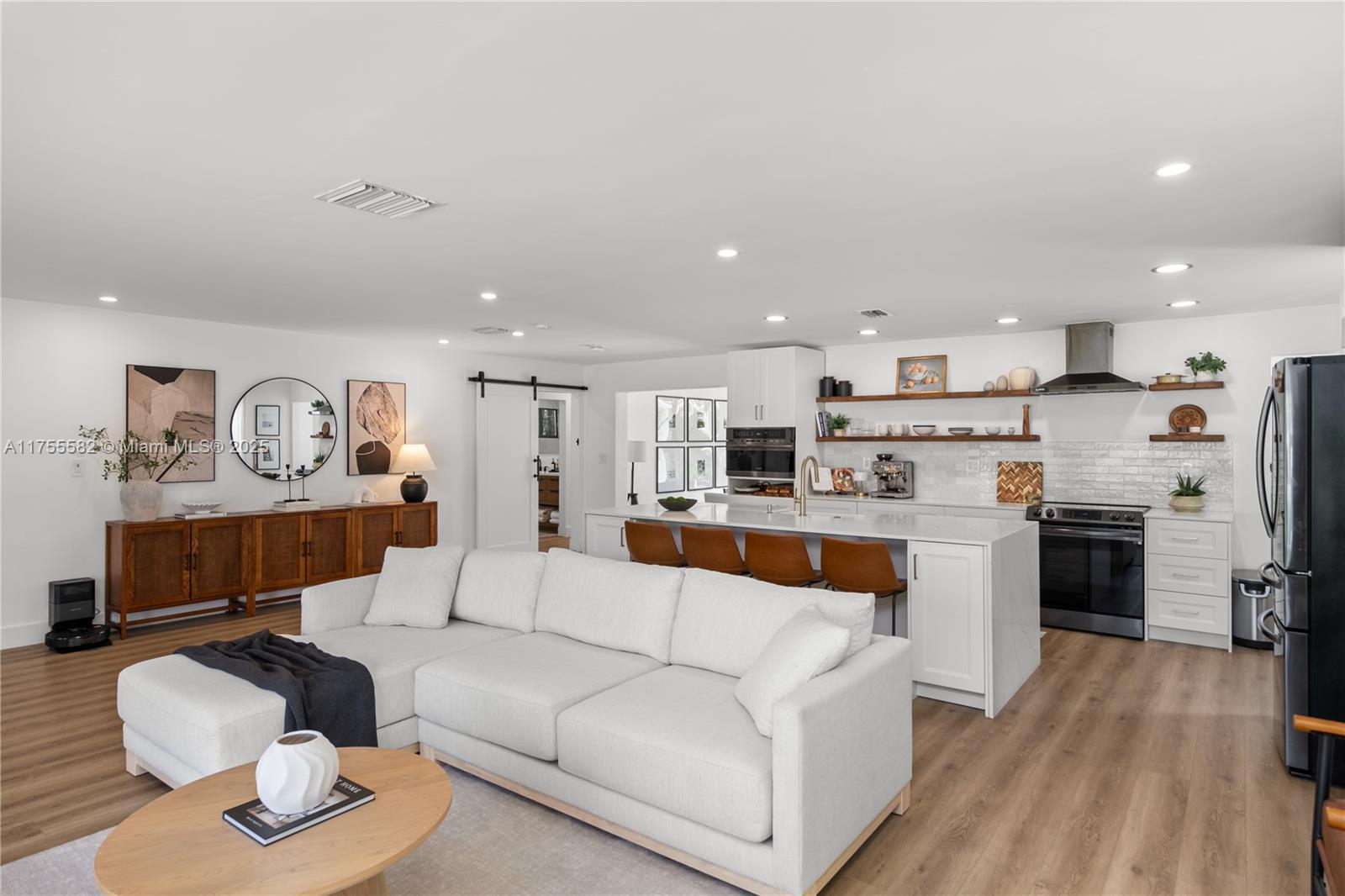 HOLLYWOOD LAKES SECTION - Residential
