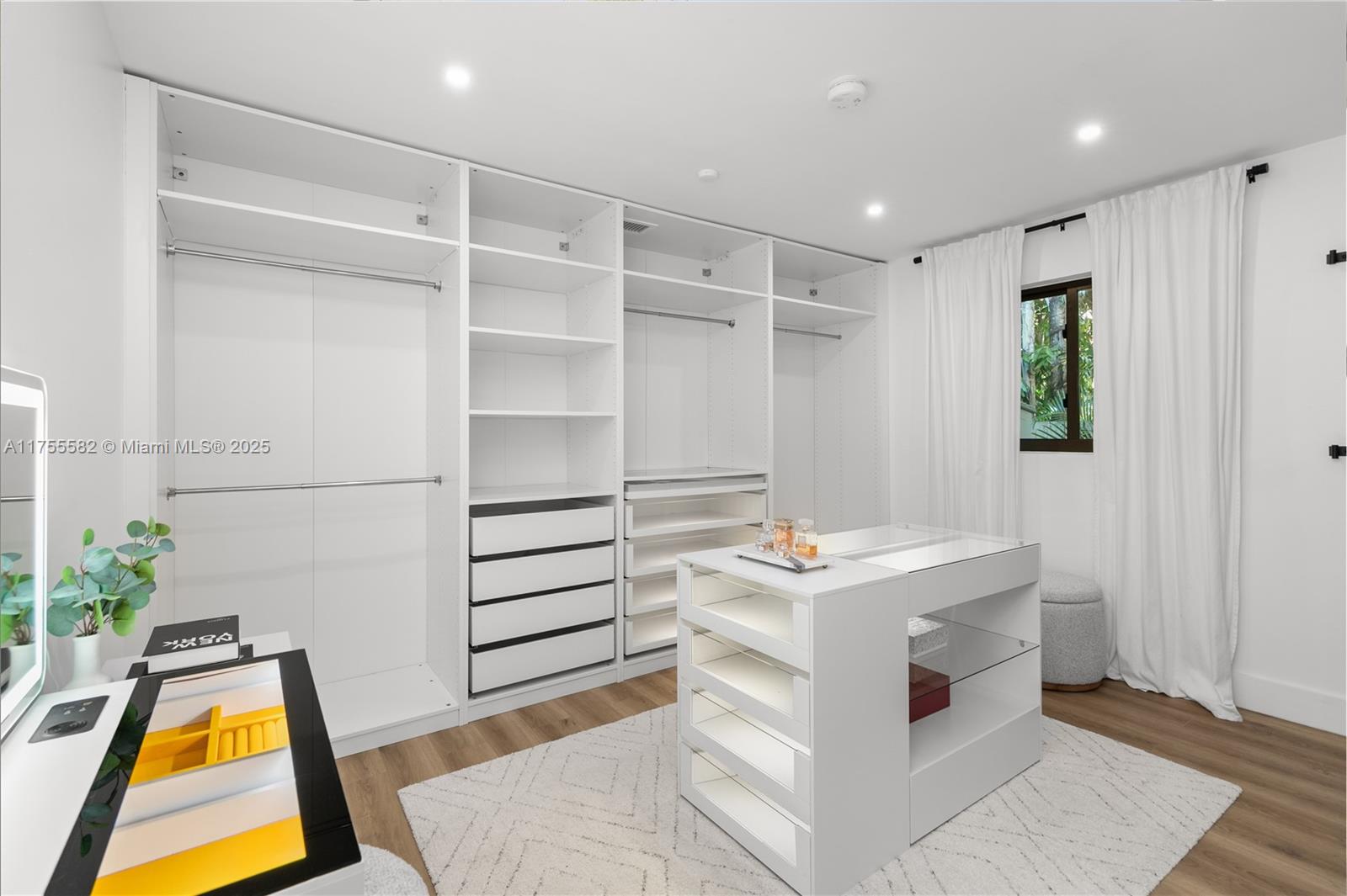 HOLLYWOOD LAKES SECTION - Residential