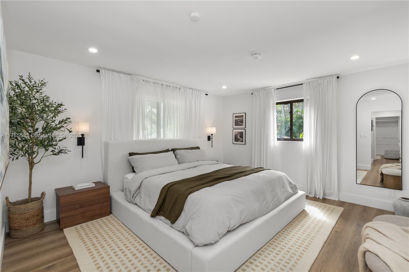 HOLLYWOOD LAKES SECTION - Residential