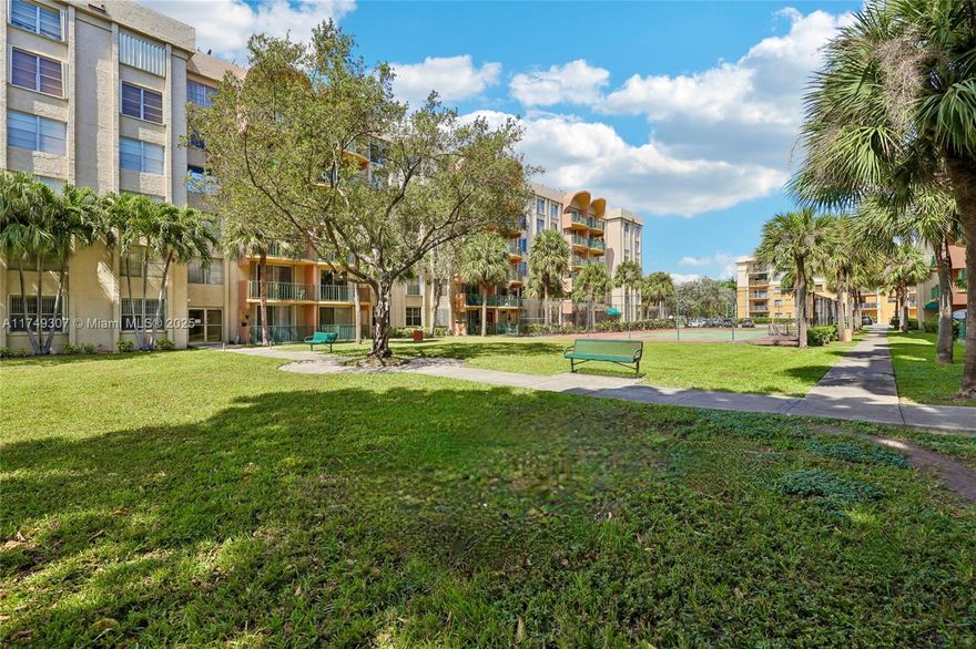 1 bedroom penthouse for sale in the desirable area of Fontainebleau Boulevard with partial lake view from the balcony and from the bedroom.  Impeccable condition and featuring very ample spaces. Plenty of closet space: closet by entrance, closet in bathroom, wall closet & walk in closet in bedroom.  Bathroom connects to the bedroom and also to the social areas.  Building has two elevators per floor, a nice secured lobby with mailboxes, wide and tiled hallways.  Building location is premium within the complex, close to the guest parking area, surrounded by a lot of trees and close to the tennis court.  Complex features a club house, a gym, a tennis court and a passive park.  It is fenced and has security patrol.  Unit is not far from one of the elevators, emergency stairs and laundry room