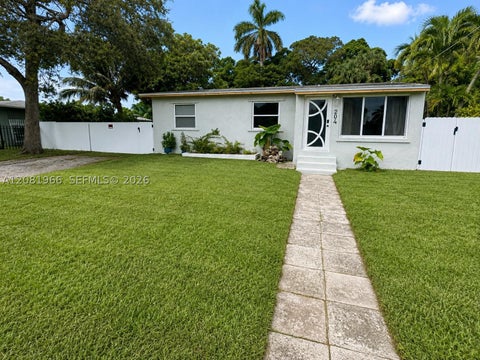 Photo of 204 SW 7th Ave, Hallandale Beach, FL 33009 (MLS # A12081966)