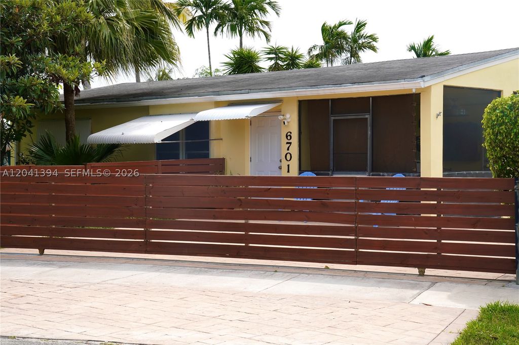 Photo of 6701 Harding St, Hollywood, FL 33024 (MLS # A12041394)
