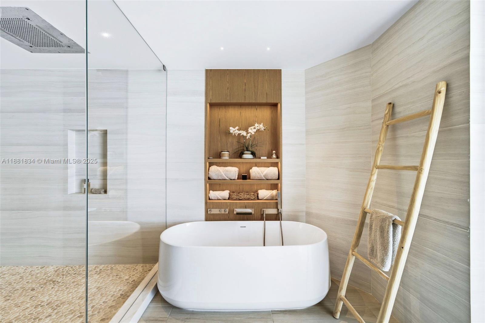 CONTINUUM ON SOUTH BEACH - Residential