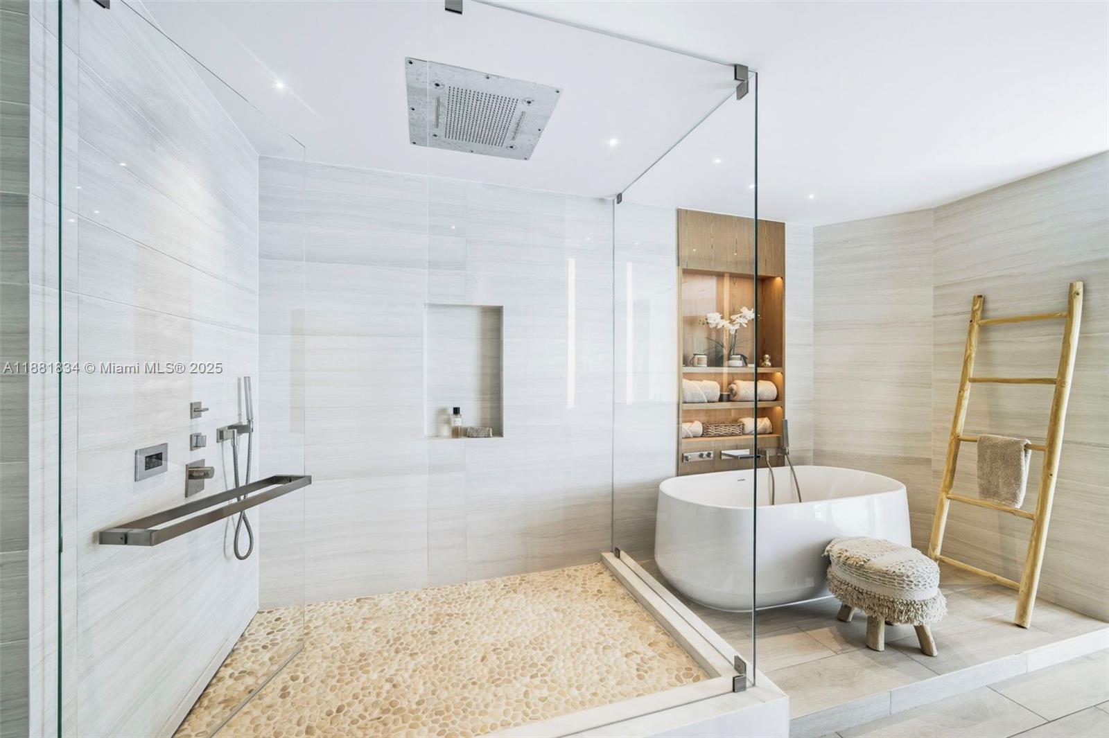 CONTINUUM ON SOUTH BEACH - Residential