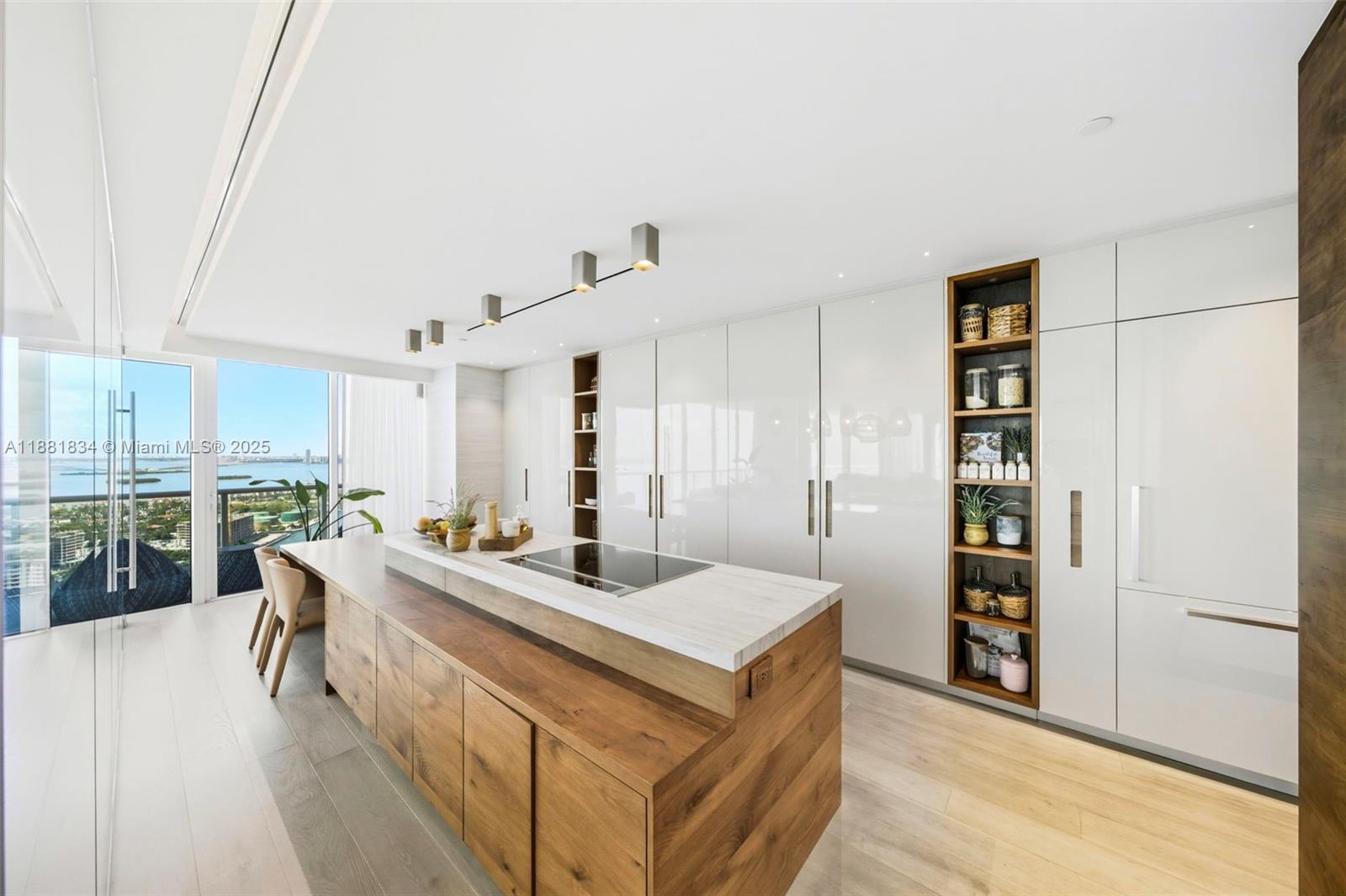CONTINUUM ON SOUTH BEACH - Residential