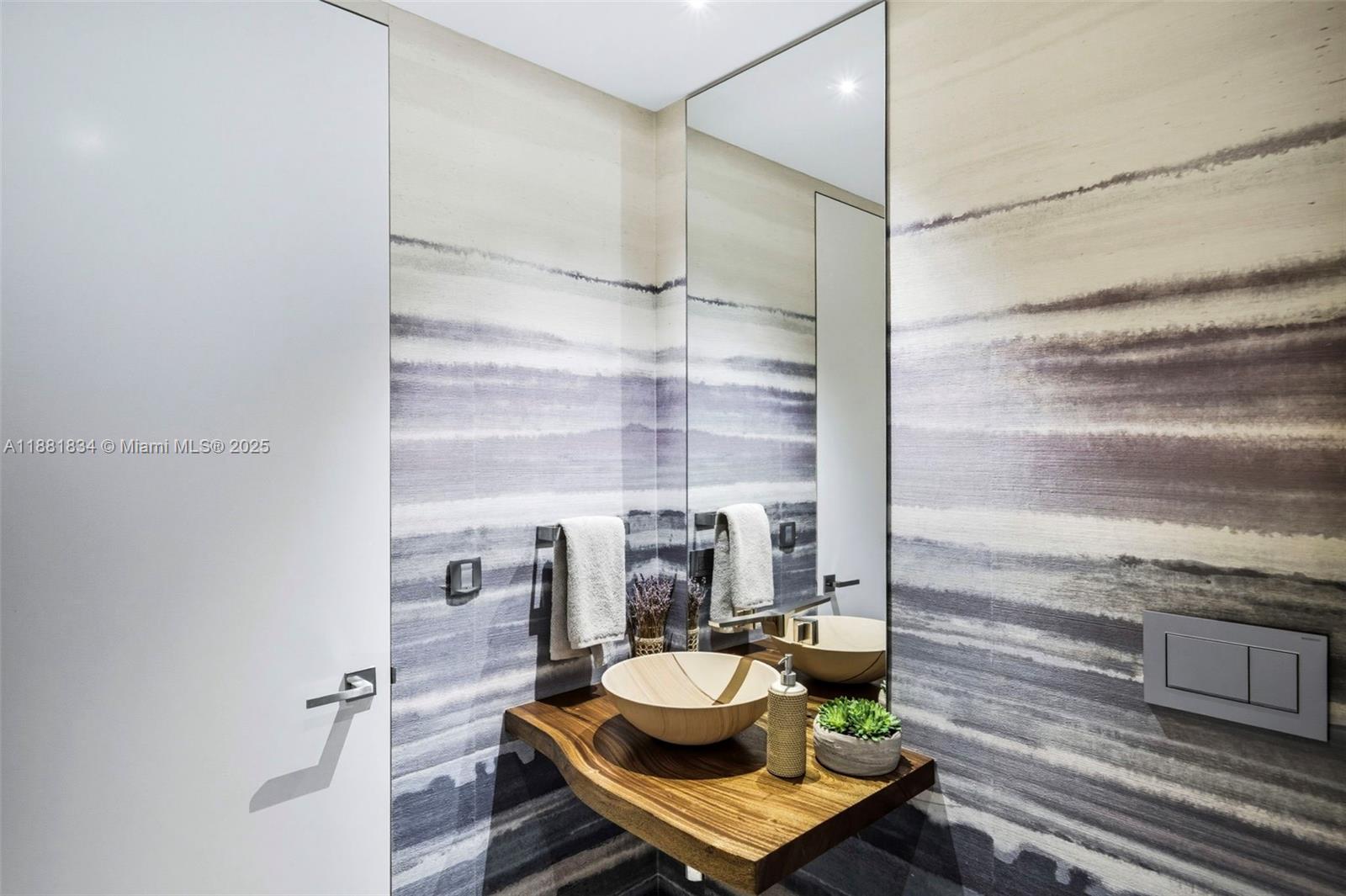 CONTINUUM ON SOUTH BEACH - Residential