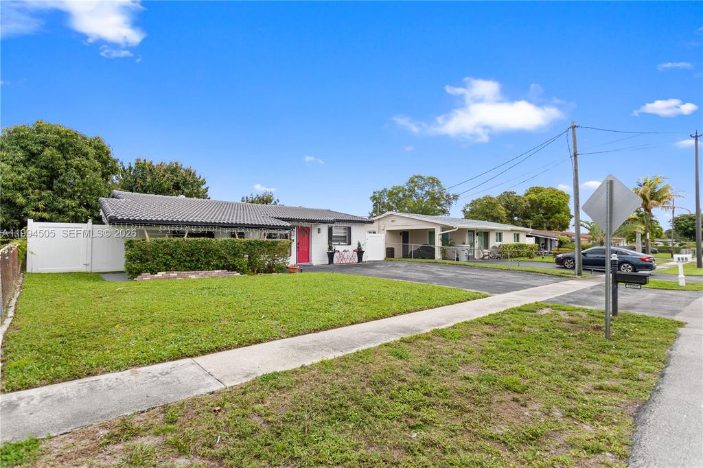 Photo of 1000 NW 23rd Ter, Pompano Beach, FL 33069 (MLS # A11994505)