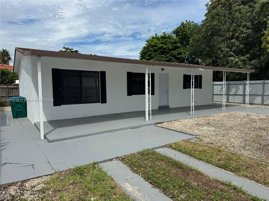 HOUSE FOR RENT: A BEAUTIFULLY REMODELED 3/2 HOME. IT'S AN EXECELLENT LOCATION NEAR UNIVERSITY OF MIAMI, SHOPS, SCHOOLS AND HOSPITALS. FEATURING ELEGANT LAMINATE FLOORS, A SLEEK WHITE KITCHEN WITH QUARTZ COUNTERTOPS AND A CONVINIENT LAUNDRY ROOM WITH WASHER AND DRYER.  IMPACT WINDOWS. PLUS IT HAS A VERY INVITING FRONT YARD PERFECT FOR ENTERTAINING AND PARKING SPACE FOR OVER 5 CARS.