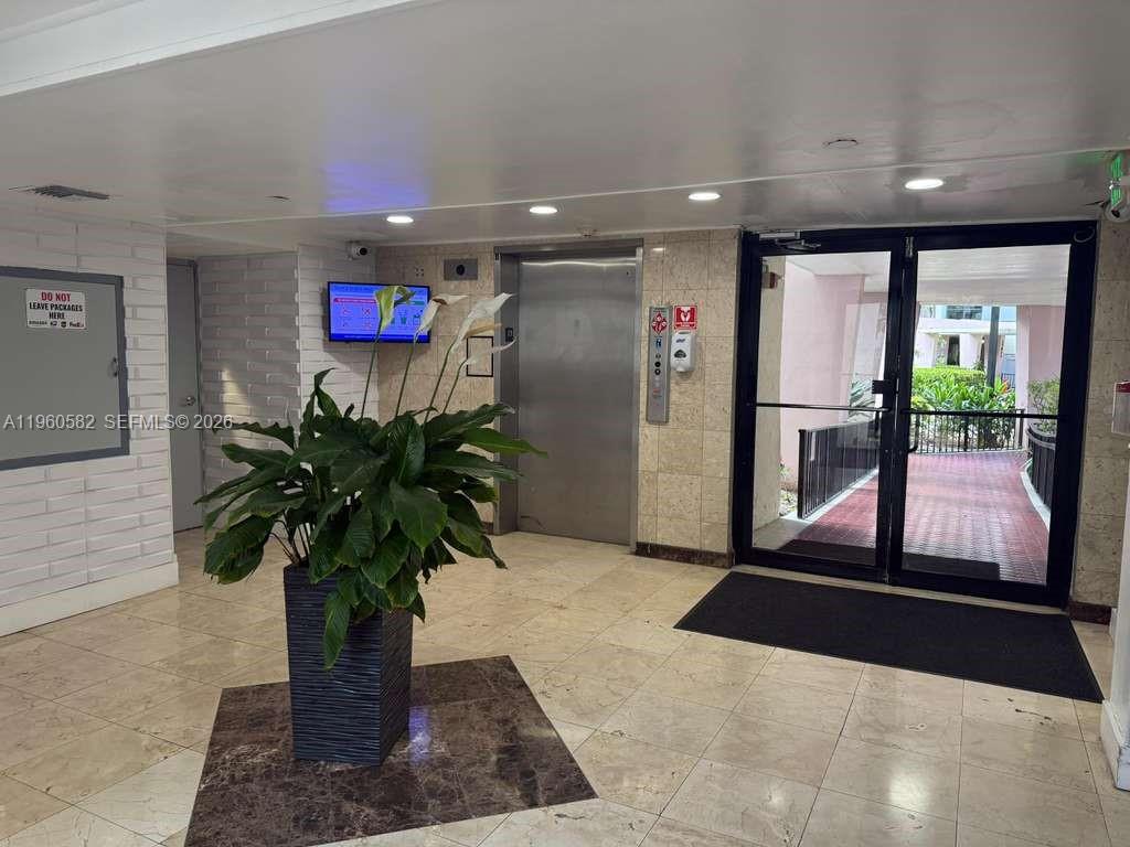 PLAZA OF AMERICAS CONDO P - Residential Lease