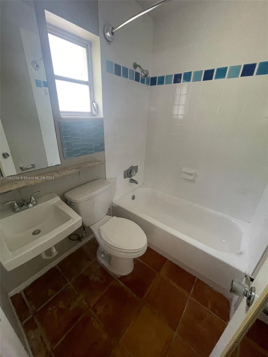 LAUDERDALE PARK 6-33 1/2 - Residential Lease