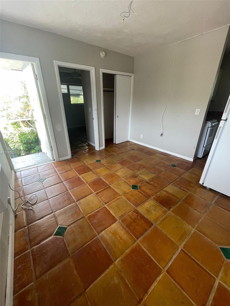 LAUDERDALE PARK 6-33 1/2 - Residential Lease