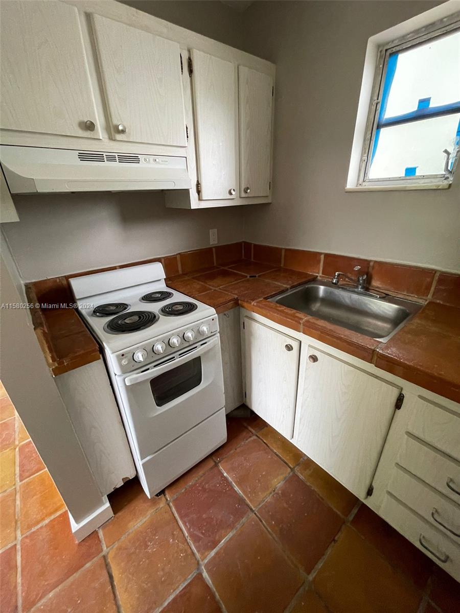 LAUDERDALE PARK 6-33 1/2 - Residential Lease