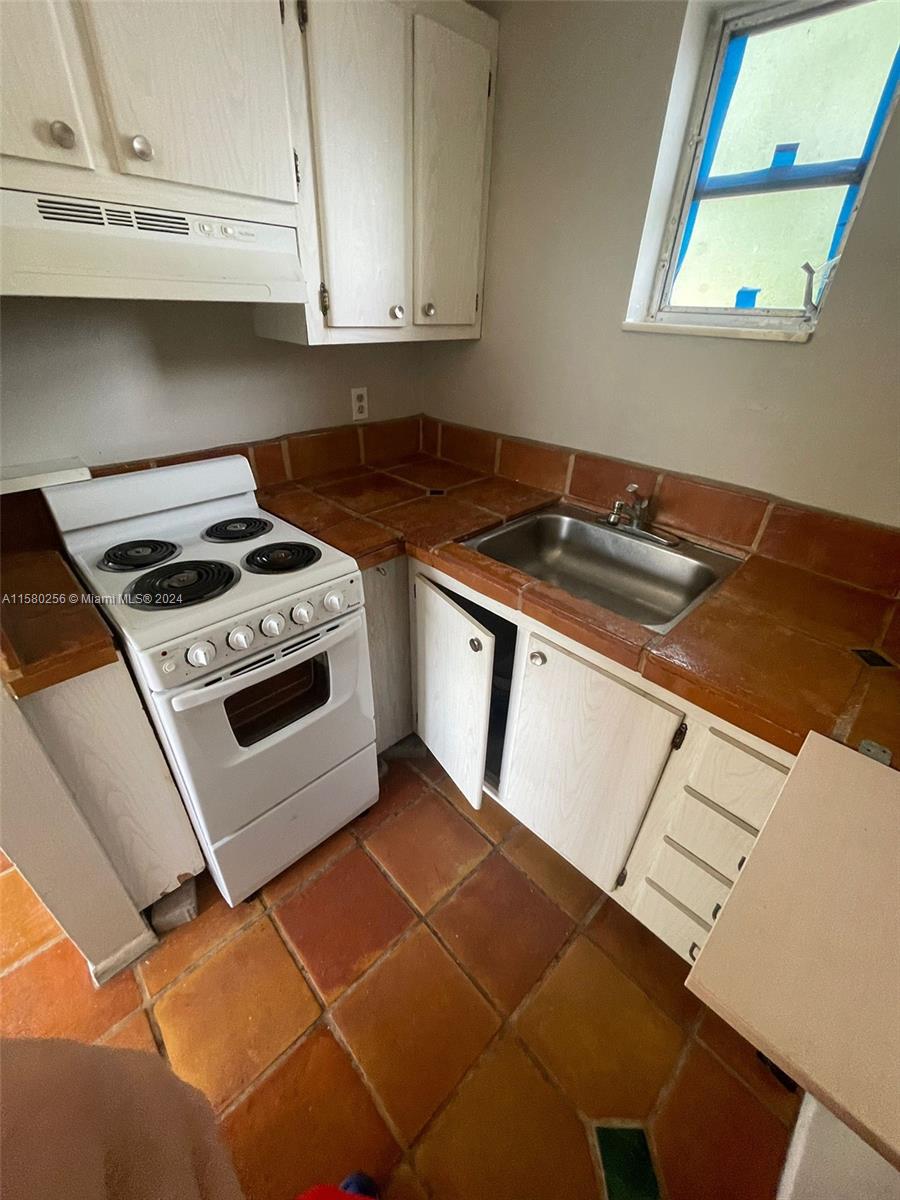 LAUDERDALE PARK 6-33 1/2 - Residential Lease