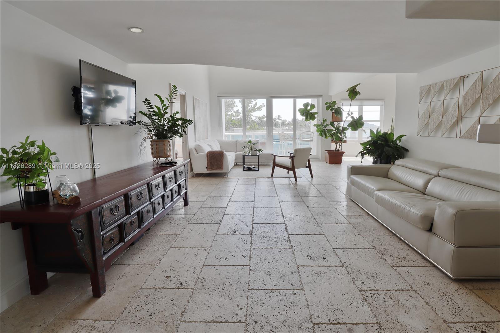 6770 Indian Creek Dr TE, Miami Beach, FL, 33141/$499,000 3 6770 Indian Creek Dr TE