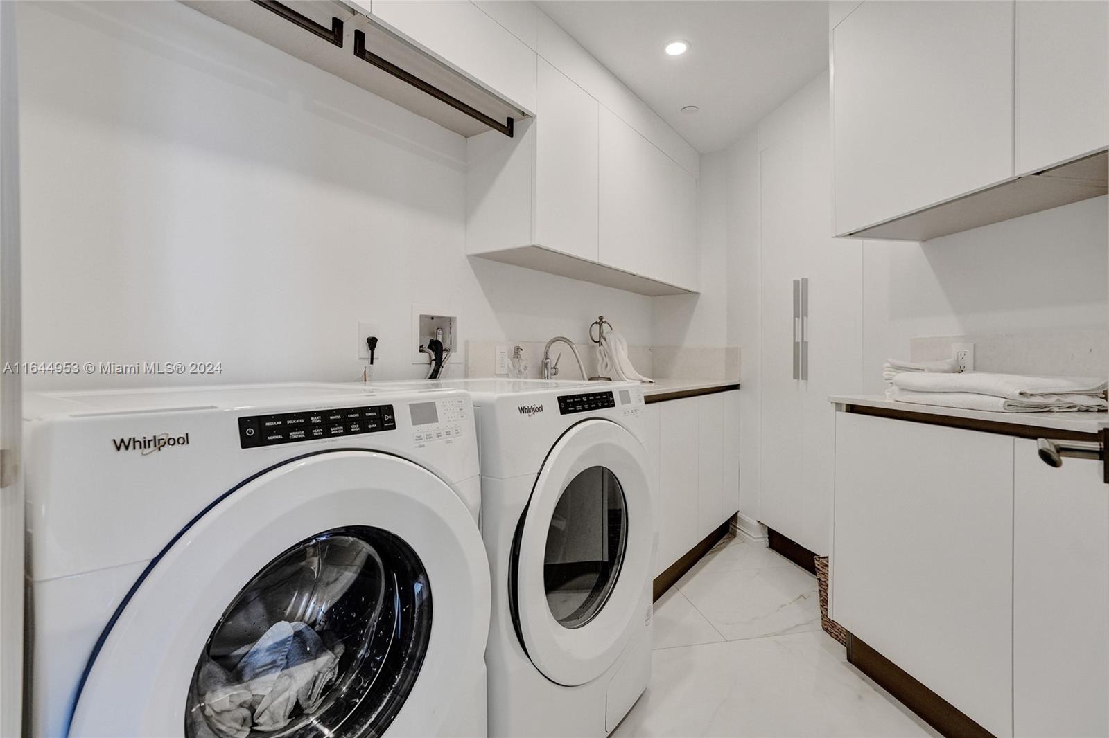 3000 ISL BLVD WILLIAMS IS - Residential
