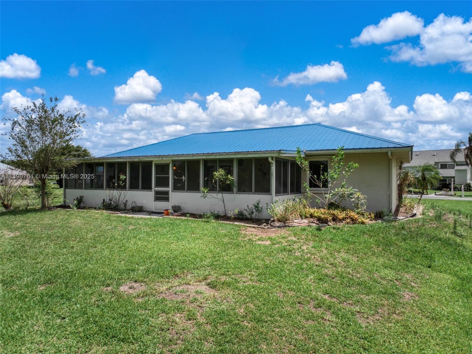 3271.000 - SUN N LAKES L. - Residential