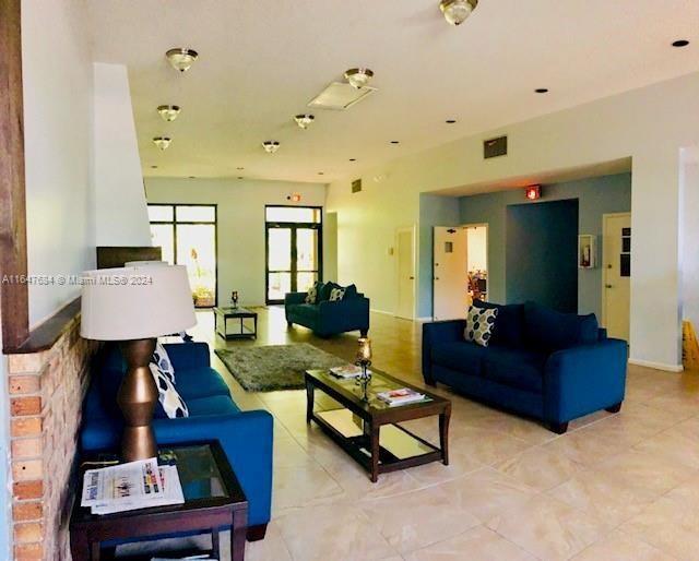 CASCADES OF LAUDERHILL 2 - Residential
