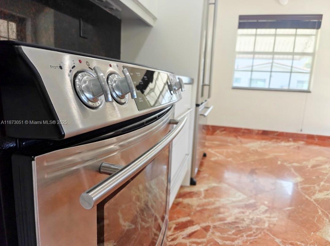 HOLLYWOOD HILLS - Residential Lease