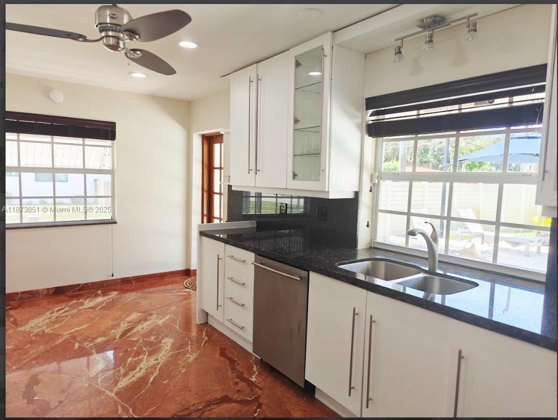 HOLLYWOOD HILLS - Residential Lease