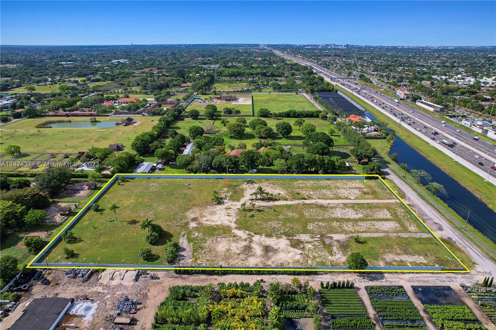 HORSE COUNTRY - Land