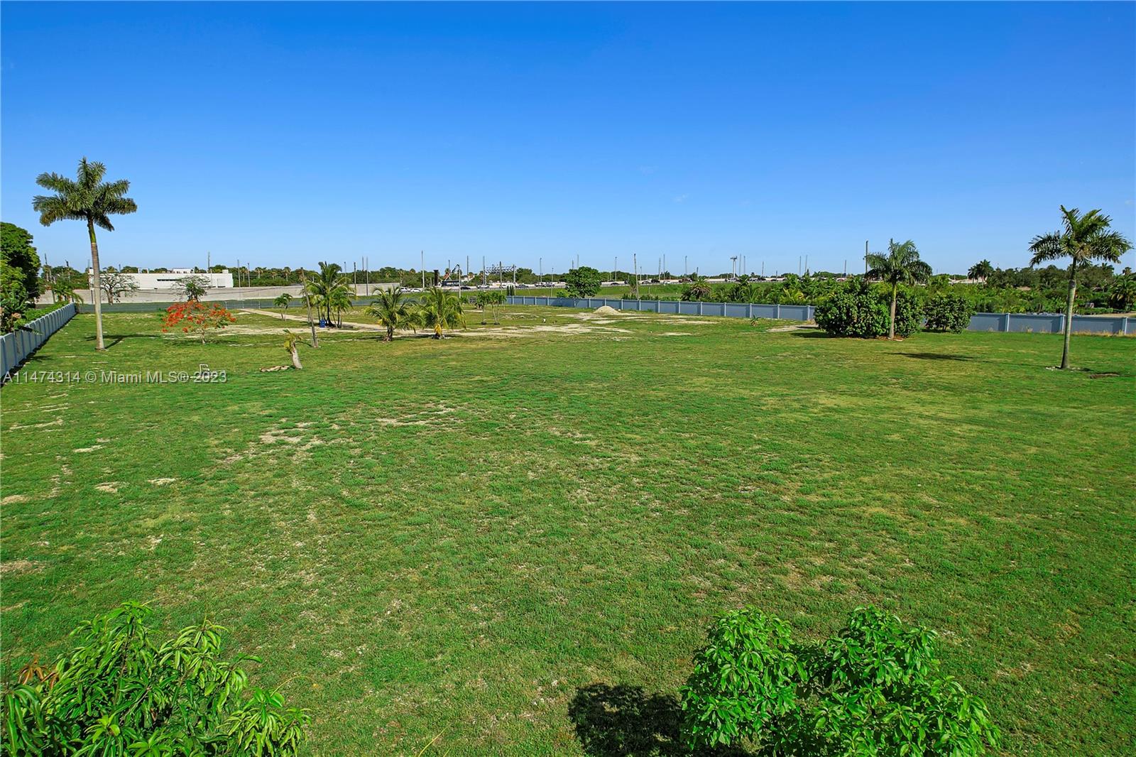 HORSE COUNTRY - Land