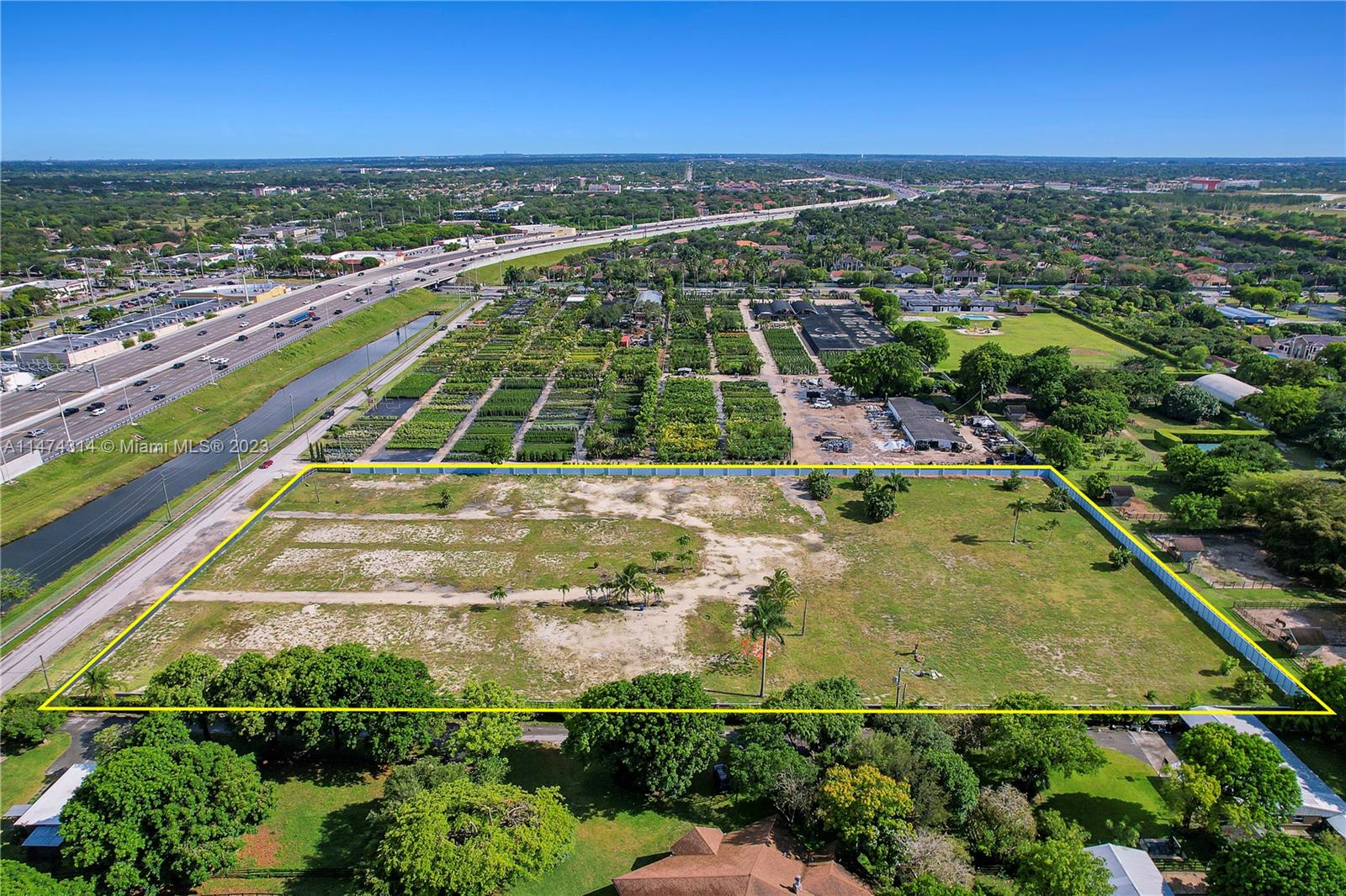 HORSE COUNTRY - Land