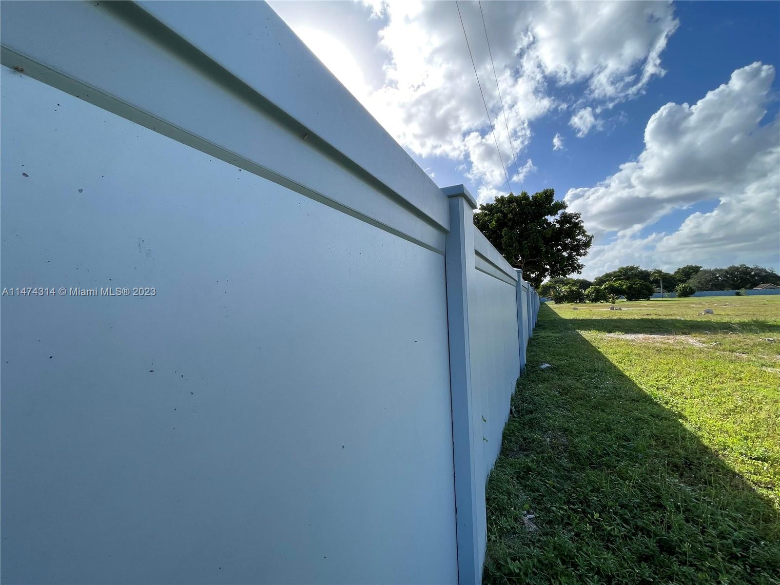 HORSE COUNTRY - Land