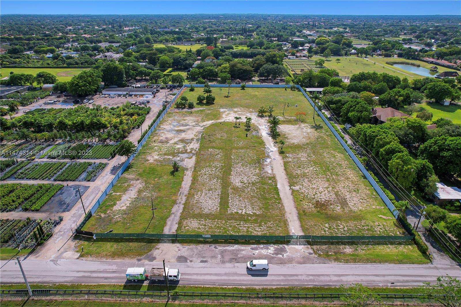 HORSE COUNTRY - Land