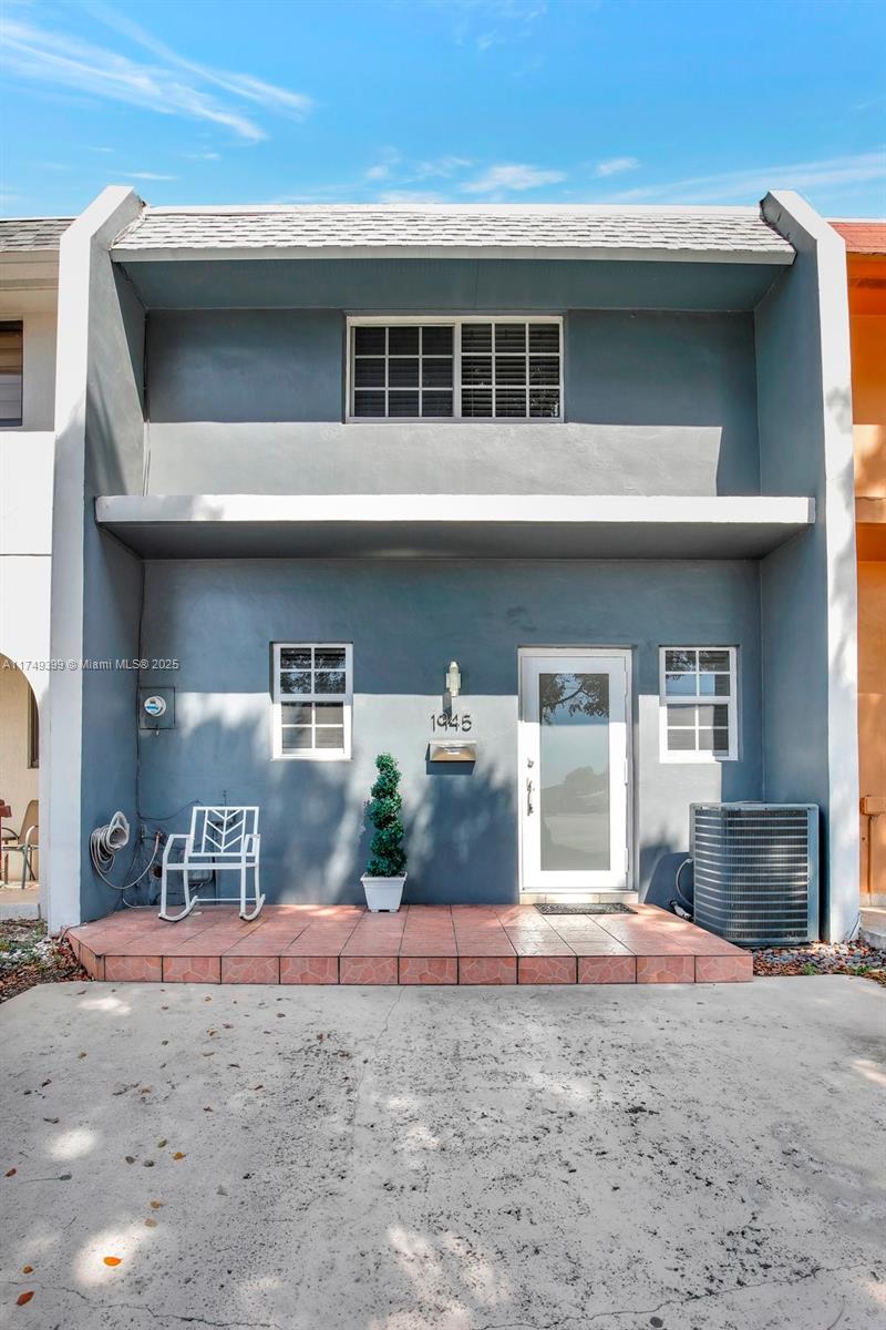 1945 W 72nd St, Hialeah, Miami-Dade County, Florida - 2 Bedrooms  
3 Bathrooms - 