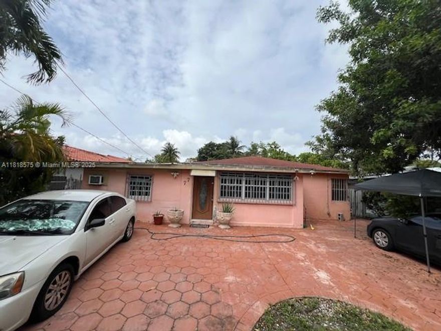 Incredible investment opportunity in a well-located multi-family property!
This fiveplex features 5 separate units, making it ideal for steady rental income.

?? Unit Breakdown:

4 units: 1 bed / 1 bath

1 unit: 3 beds / 1 bath

?? Total: 7 bedrooms | 5 bathrooms
?? Excellent rental income potential
?? Prime location for long-term tenants
?? Great fit for investors or owner-occupiers