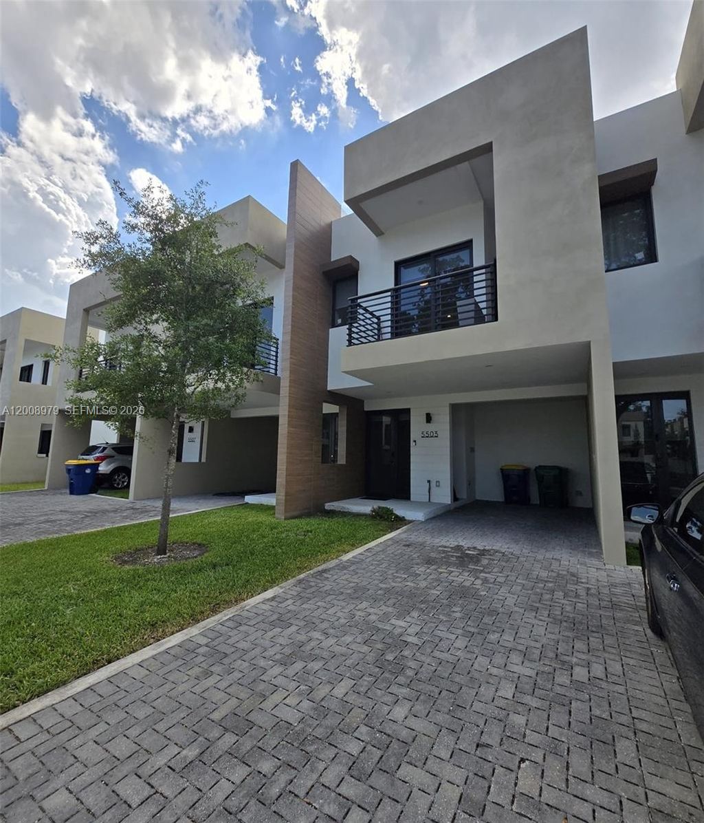 Photo of 5503 W Oak Way #5503, Dania Beach, FL 33314 (MLS # A12008979)