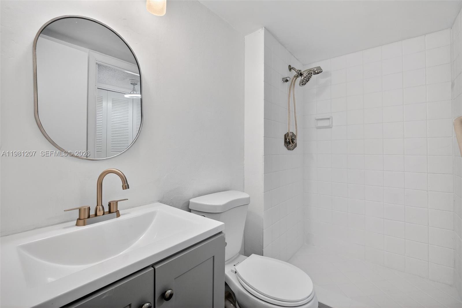 LIME BAY CONDOMINIUM 5 - Residential Lease