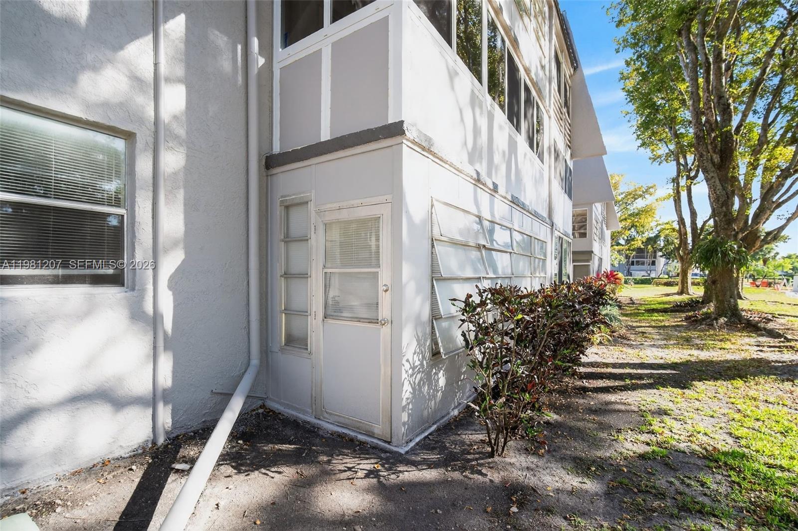 LIME BAY CONDOMINIUM 5 - Residential Lease