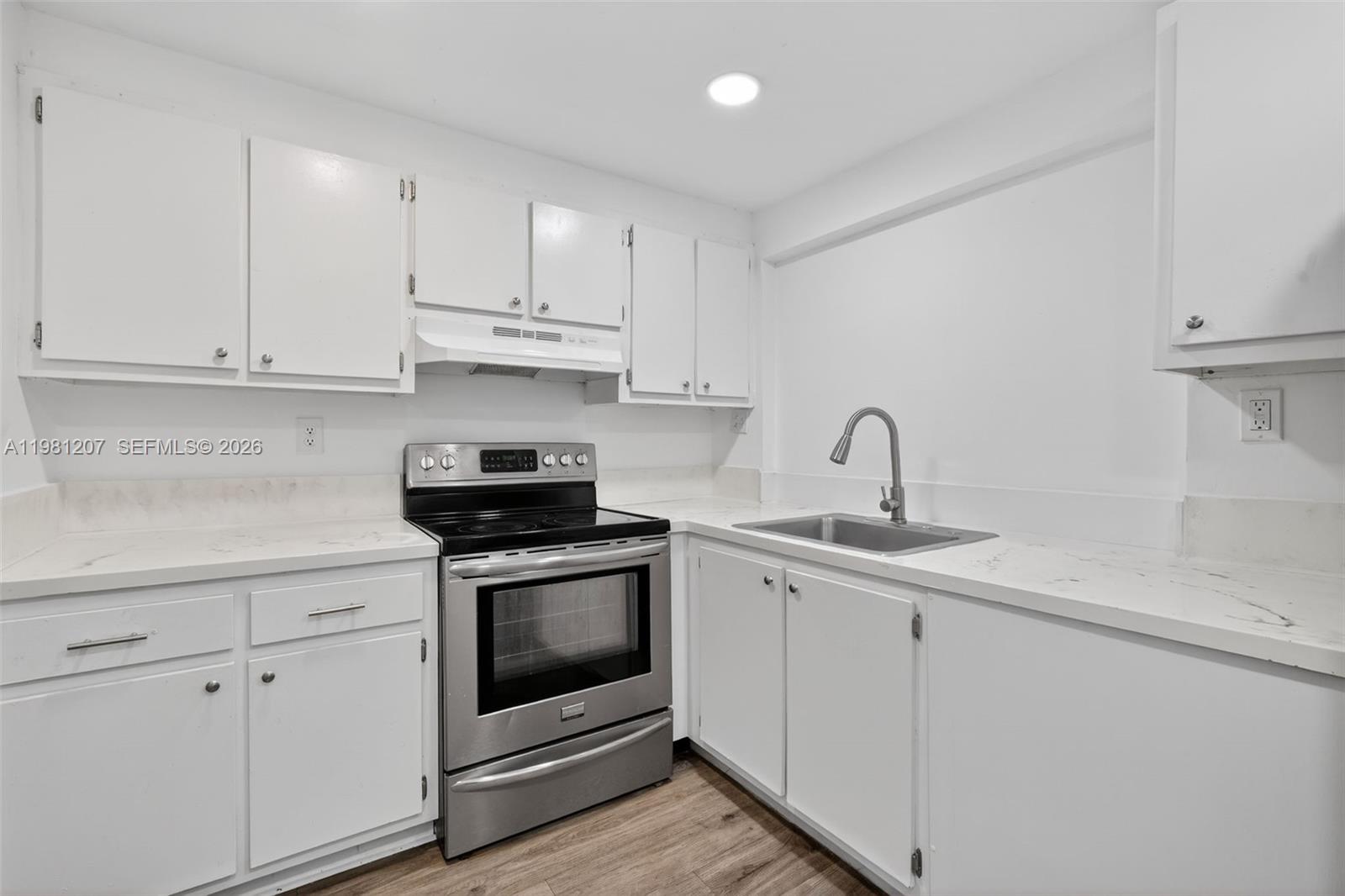 LIME BAY CONDOMINIUM 5 - Residential Lease