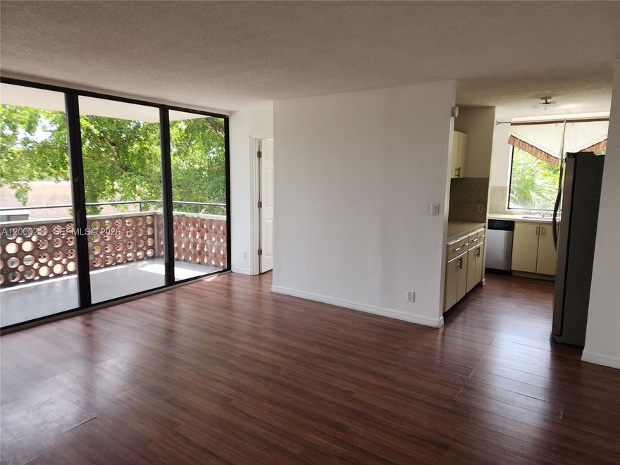 BRIGHT AND SPACIOUS APARTMENT. YO CAN SEE THE GARAGE FROM THE WINDOW. REMODELED AND CLEAN. READY TO MOVE  IN! THE ASSOCIATION HAS A LOW FEE TO MOVE IN.