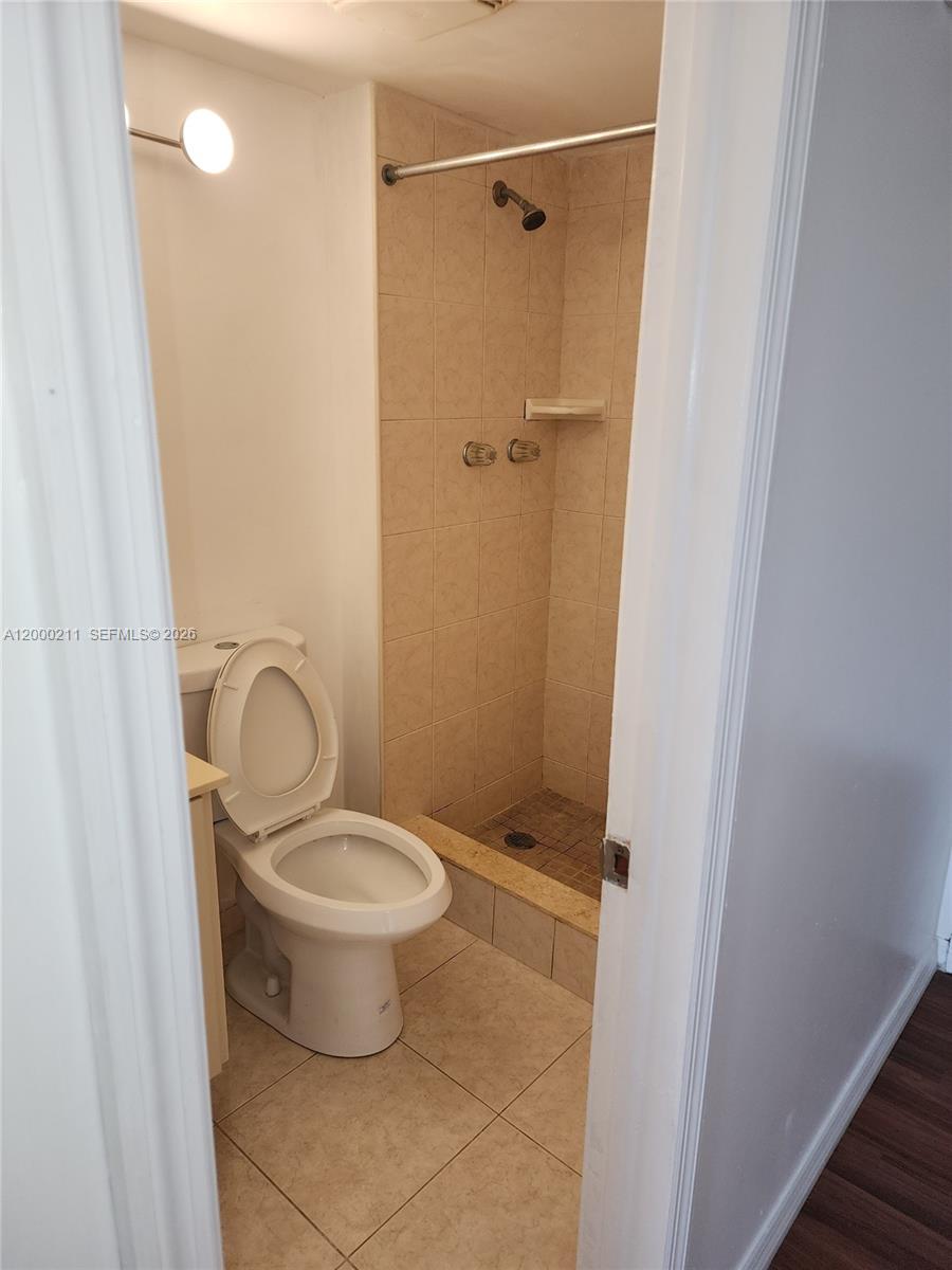 INVERRARY GARDENS CONDO I - Residential Lease