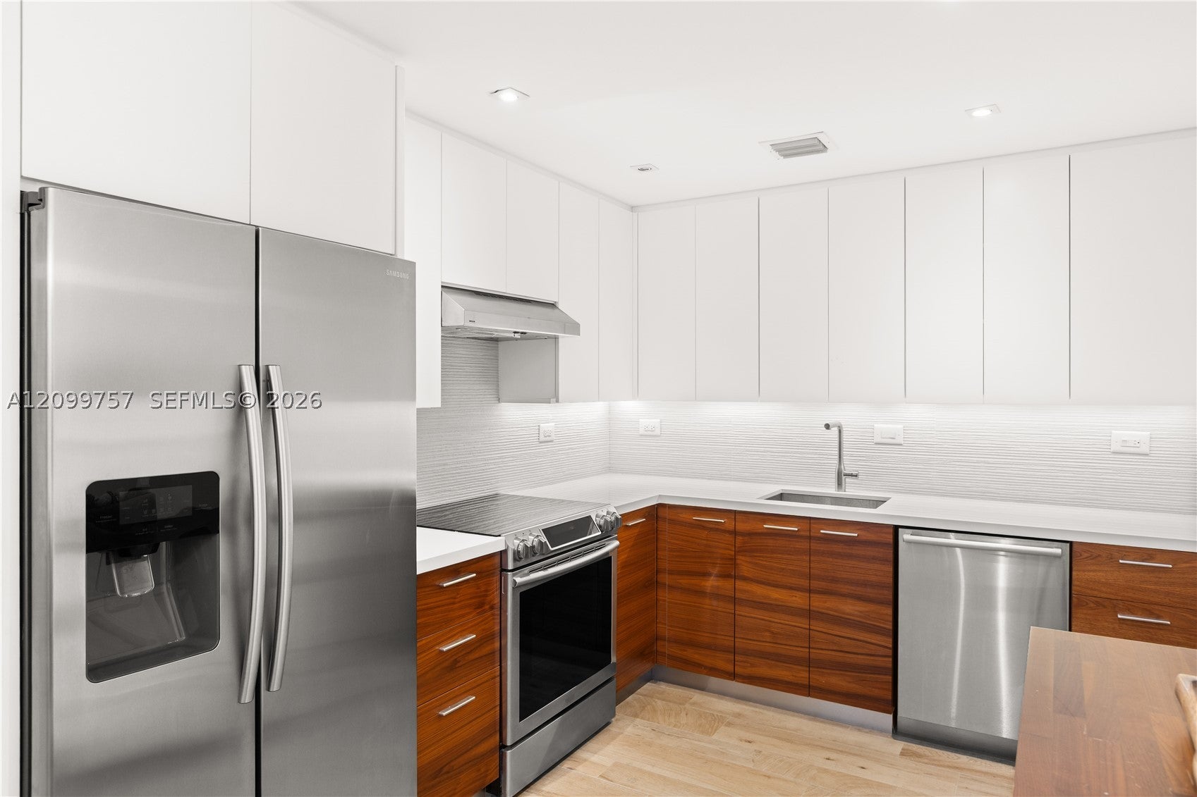 Properties 2 5555 Collins Ave 17J