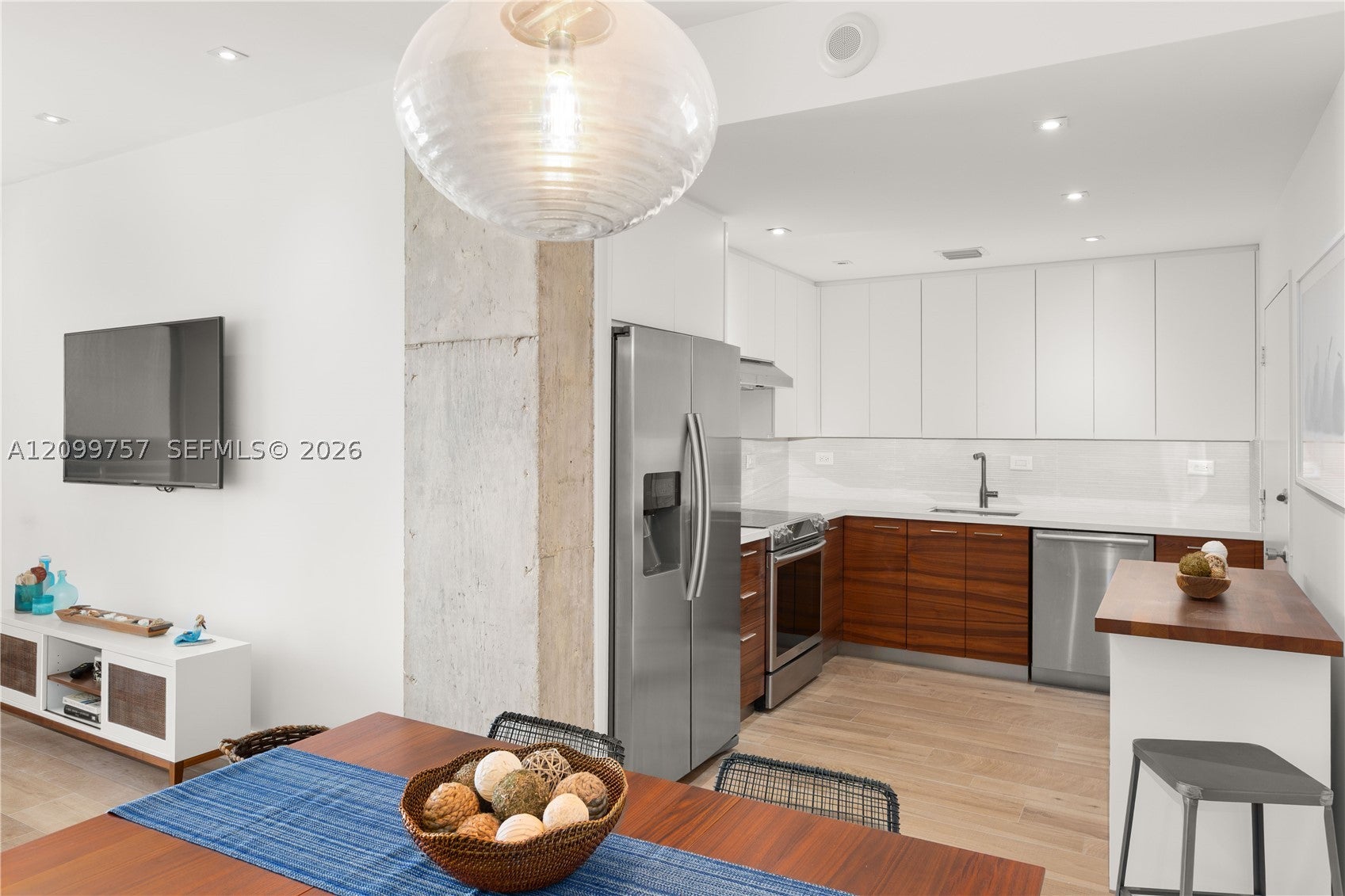 Properties 1 5555 Collins Ave 17J