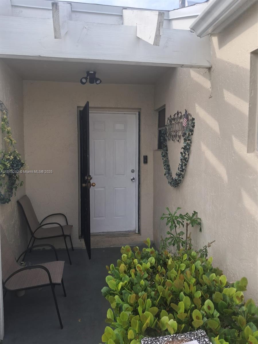 Hurry, Hurry! 1 Bed-1Bath in desirable area, close to all major shopping centers and main Highways