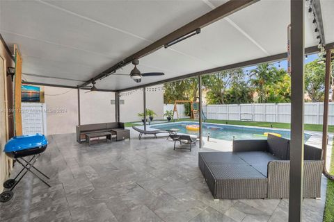 Single Family Residence in Hollywood FL 3990 Hyde Park Cir 33.jpg